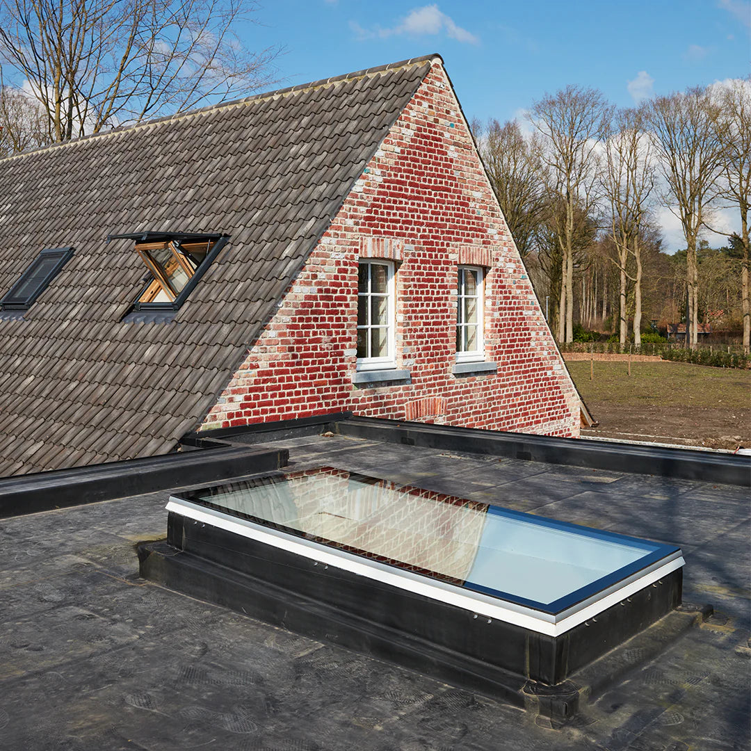 Skylux platdakraam iWindow2 complete set - opengaande uitvoering met PVC-opstand 20/00 EP en regensensor 1000 x 3000 mm