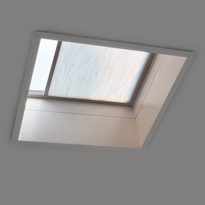 Skylux Flachdachfenster iWindow2 Komplettset - öffnende Ausführung Opal mit PVC-Aufsetzkranz 20/00 EP - LED - Innenjalousie 0400 x 0700 mm
