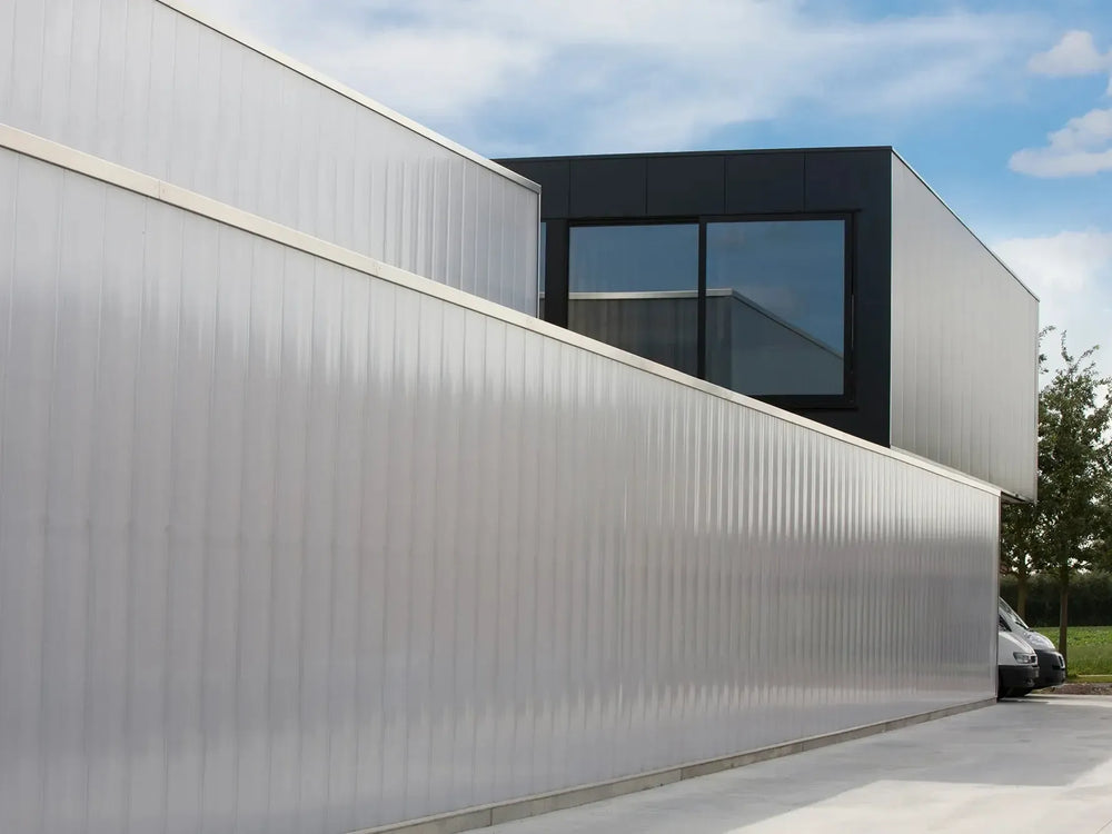 Buitenaanzicht met Heatstop polycarbonaat - hittewering bij hoge lichtopbrengst