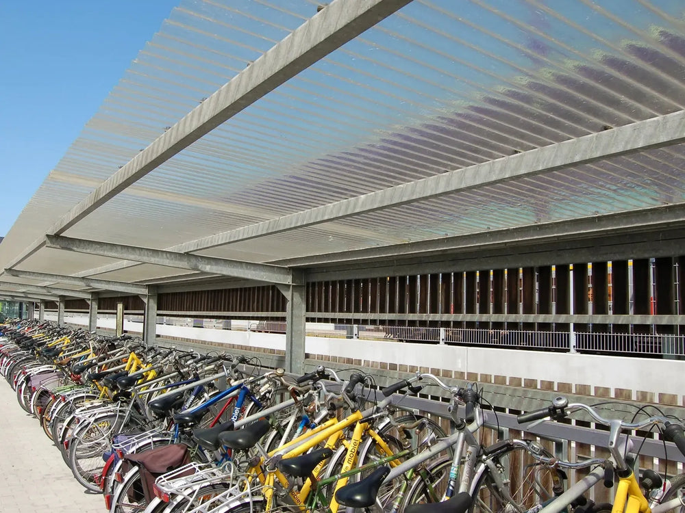 Vlakke en gegolfde polyesterplaten (Polylux Supercristal) op een industrieel dak