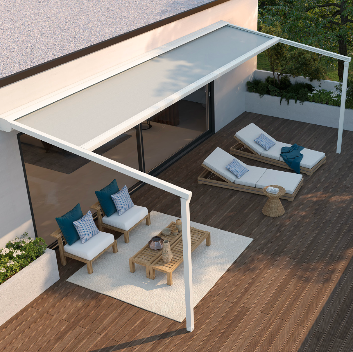 Witte SkyRoll terrasoverkapping met strak oproldoek boven een modern houten terras met ligbedden en loungeset.

