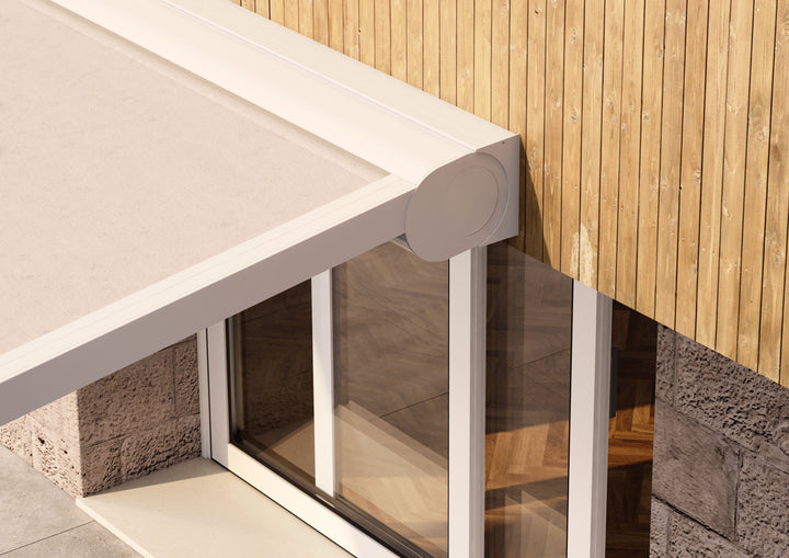 Geïntegreerde waterafvoer in de palen en optie voor plafondmontage, voor een esthetisch geheel.