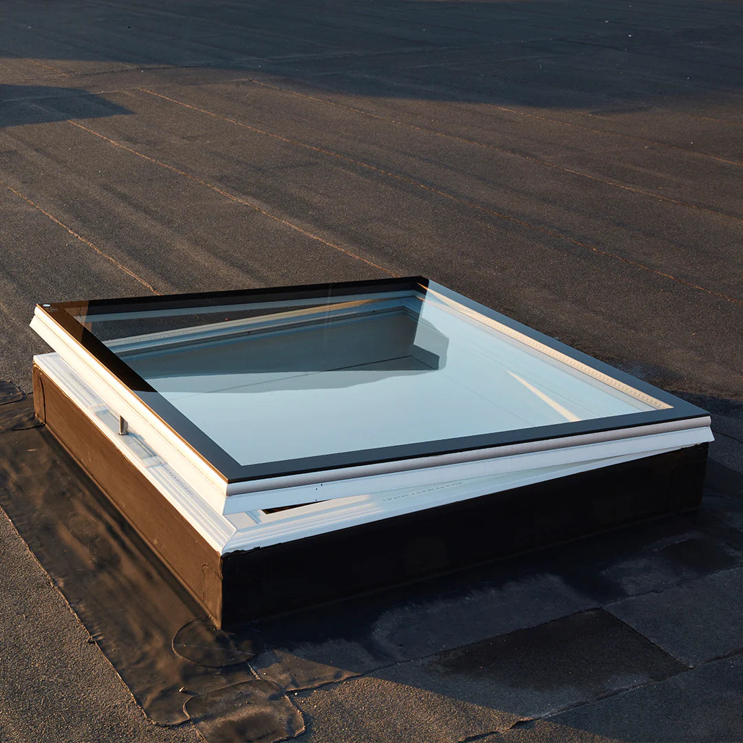 Skylux platdakraam iWindow2 complete set - opengaande uitvoering met PVC-opstand 20/00 EP en regensensor 1000 x 3000 mm